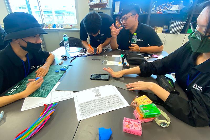 設計思考課程讓學生們挑戰依照不同的人物情境,腦力激盪客製化椅子(圖/中信金融管理學院提供)