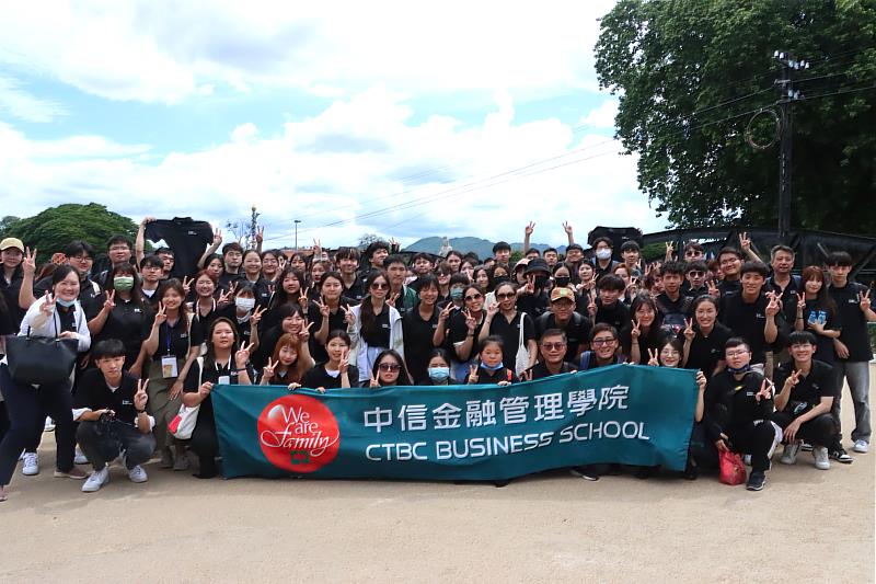 海外見習文化參訪行程安排學生參訪曼谷、北碧府及阿瑜陀耶城的名勝古蹟,深入探索泰國人文風情。圖為學生在北碧府合影留念。(圖/中信金融管理學院提供)