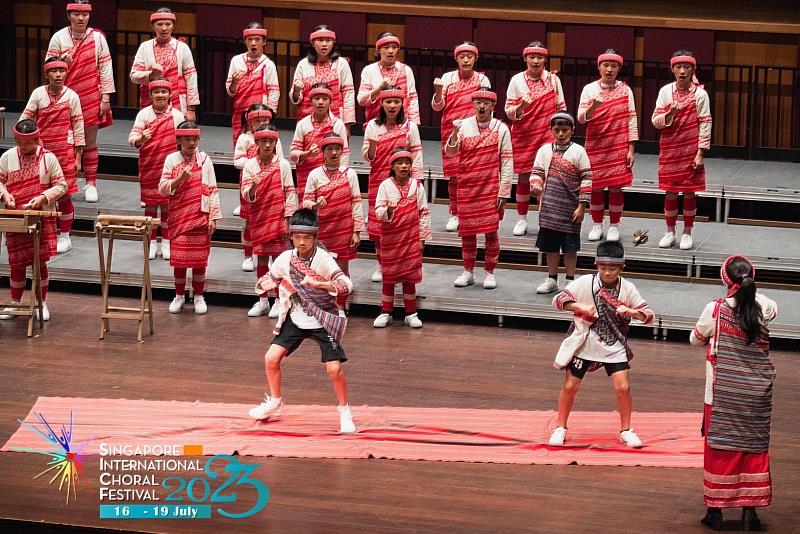 新竹縣五峰鄉桃山國小合唱團日前赴新加坡，參加「2023第七屆新加坡國際合唱節」合唱比賽，在A2組（17歲以下）獲得金質獎的肯定。（桃山國小提供）