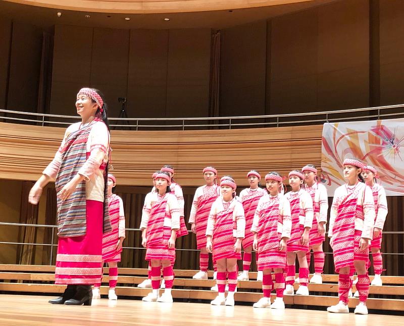 新竹縣五峰鄉桃山國小合唱團日前赴新加坡，參加「2023第七屆新加坡國際合唱節」合唱比賽，在A2組（17歲以下）獲得金質獎的肯定。（桃山國小提供）