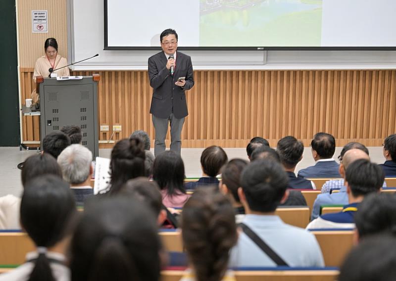 有朋自遠方來，東華大學趙涵捷校長以東道主身份陪同並致詞。