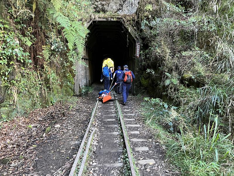 山林守護者！嘉義縣消防局阿里山分隊自製台車 助眠月線救援
