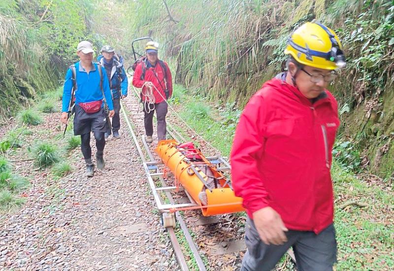 山林守護者！嘉義縣消防局阿里山分隊自製台車 助眠月線救援
