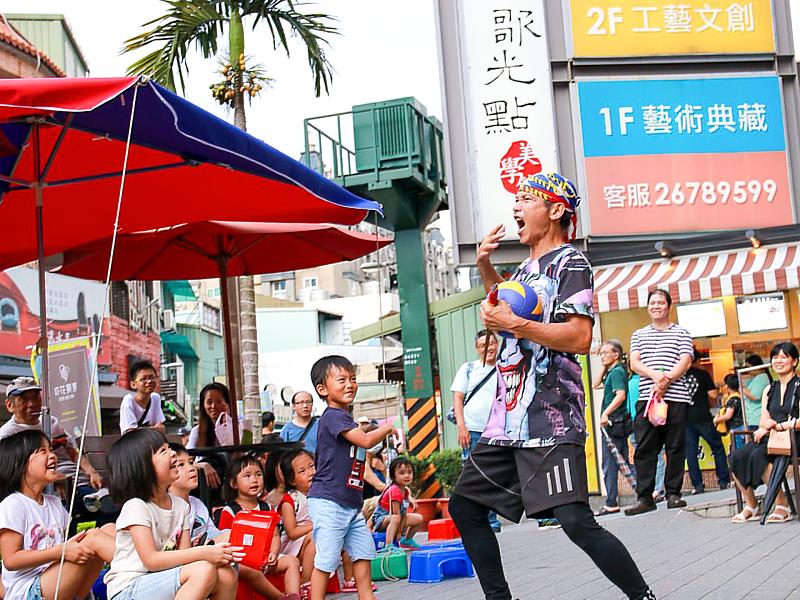 《戶外活動廣場》享譽國際民俗技藝團—大苗力特技團，呈現多元文化技藝表演