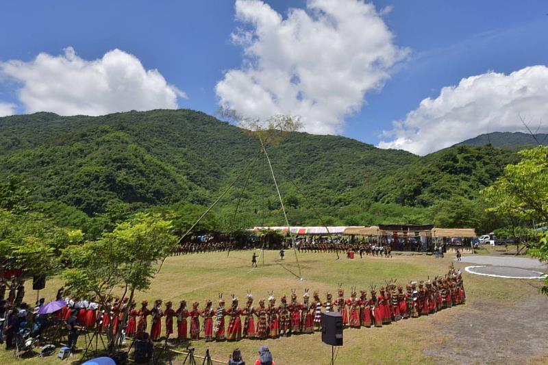 東魯凱族收穫祭21日起在東興村文化廣場舉行 饒縣長親往參與並肯定族人對於文化傳承工作