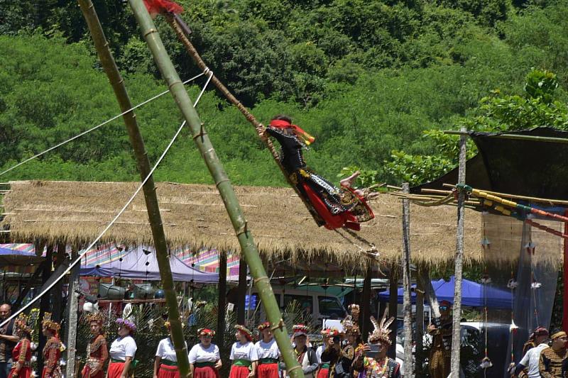 東魯凱族收穫祭21日起在東興村文化廣場舉行 饒縣長親往參與並肯定族人對於文化傳承工作