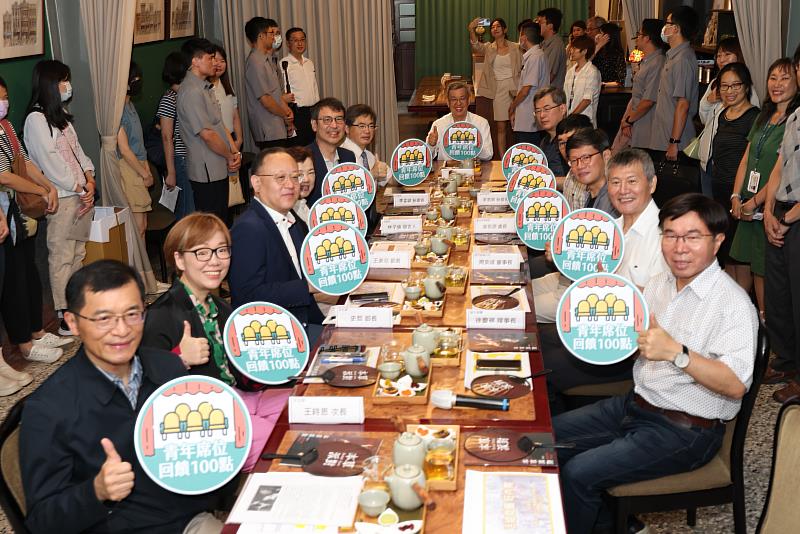 行政院長陳建仁今（22）日在文化部長史哲、經濟部長王美花、臺北市政府秘書長李泰興、臺北迪化商圈發展促進會理事長徐慶棋等人陪同下，參訪迪化商圈，並一同宣傳「10萬青年進劇場 用文化幣買票就送100點」文化成年禮金暑期優惠方案。