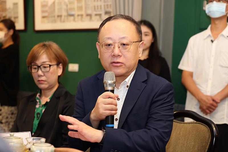 文化部長史哲表示，迪化街不只是一個歷史現場，販售的商品及體驗更與文創產業息息相關，因此透過經濟部振興政策及商圈整合，為年輕人打造特定的銷售品牌，進而吸引青年朋友進到商圈，認識這塊街區的歷史文化，同時也培養新興的消費人口。