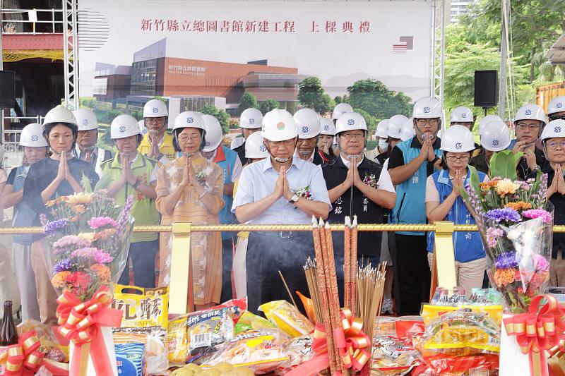 新竹縣長楊文科（中）及與會來賓一同祈求工程順利