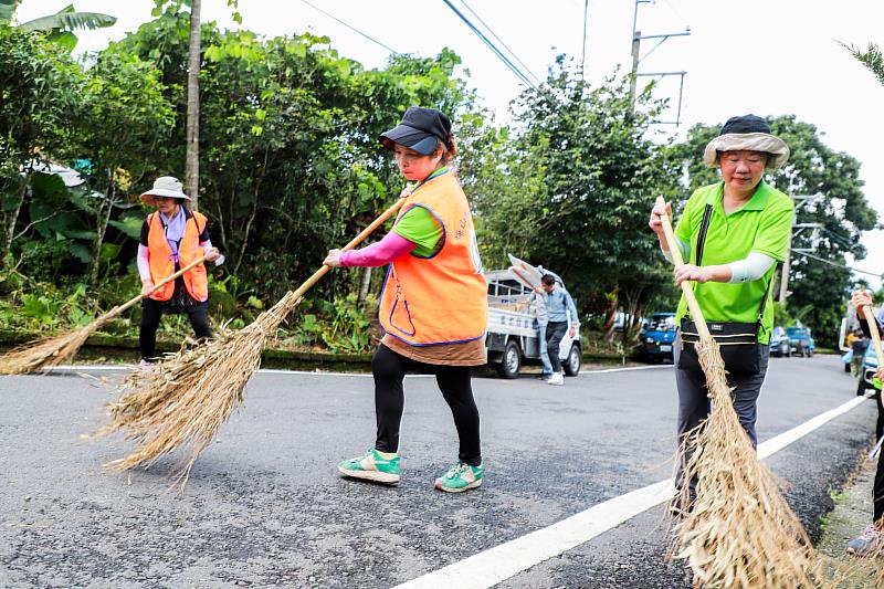 嘉義縣梅山鄉大拚掃 全村動員150人清潔村里-3