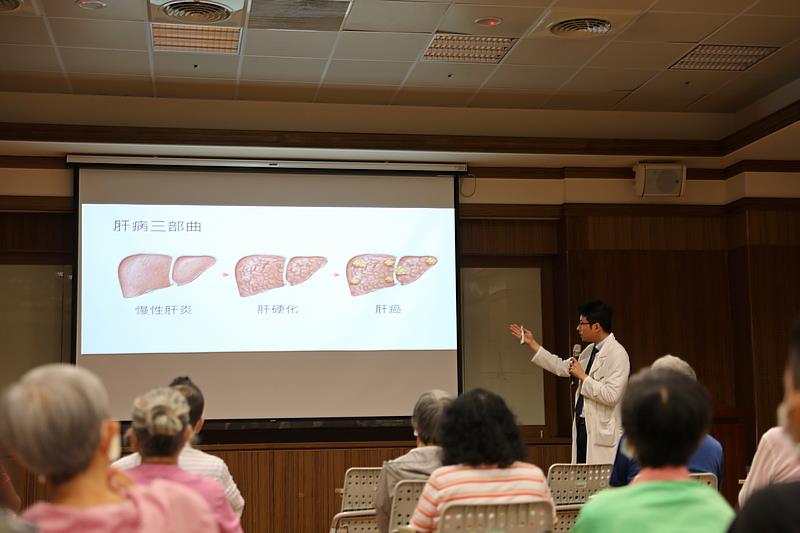 翁銘彣醫師以「肝病三部曲」為題，向民眾說明從慢性肝病到肝硬化，最終至肝癌的發展過程。