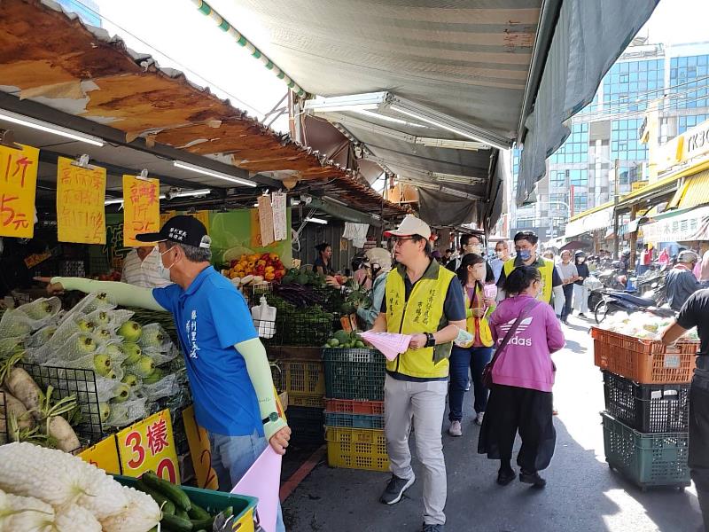 臺南市市場處陳豪吉處長在7月21、22連兩日帶隊，聯合永康區公所、勝利里楊里長及市場處同仁至永康兵仔市場並沿中華一路幹道上巷弄、勝利街90巷等擺攤範圍地毯式向攤商宣導登革熱防治工作並請攤商至勝利里活動中心擴採站採檢，全力防堵疫情延燒。