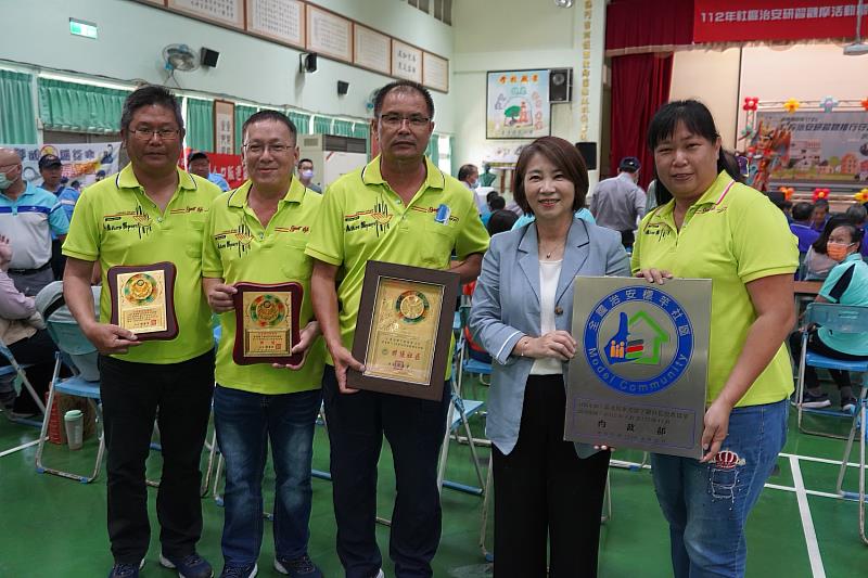 東港鎮下廍社區發展協會勇奪內政部「112年度全國治安標竿社區認證標章」