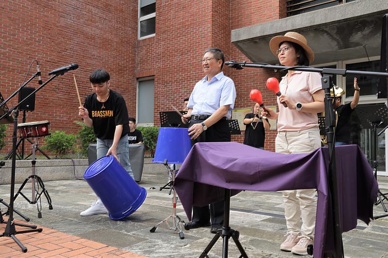 新竹縣長楊文科(中)、文化局長李安妤(右)上台一同演奏