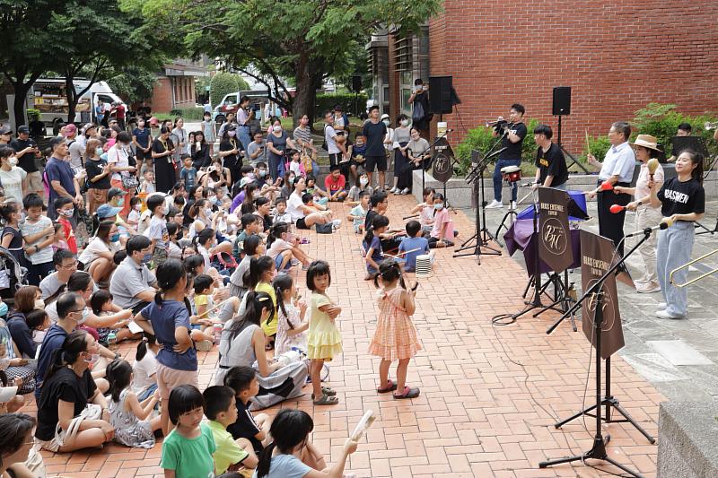 新竹縣長楊文科、文化局長李安妤上台與全場同樂