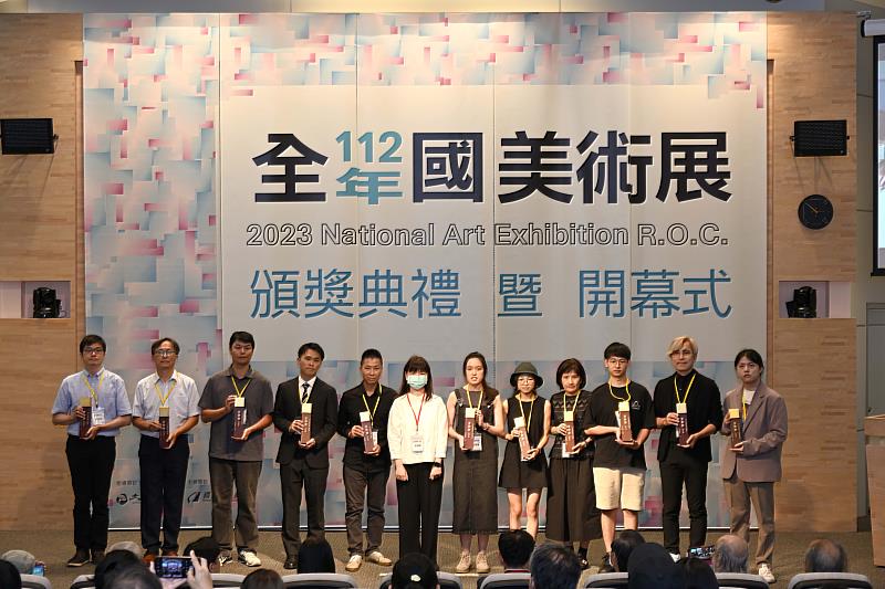 文化部政務次長李靜慧（左起6）與金牌獎得主合影