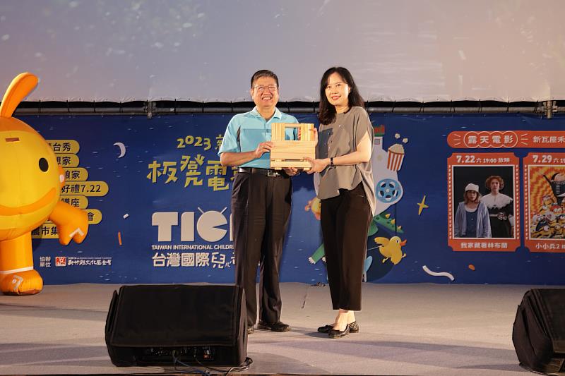 新竹縣長楊文科(左)贈送18週年限量折疊紀念板凳給公共電視總經理徐秋華
