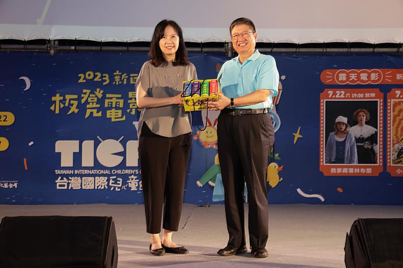 公共電視總經理徐秋華(左)贈送小禮物給新竹縣長楊文科