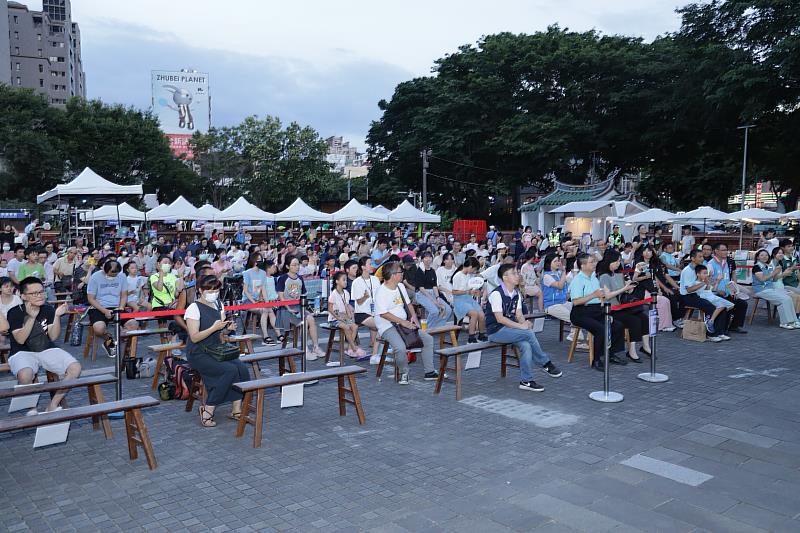 天色未暗就已有許多民眾到新瓦屋欣賞表演