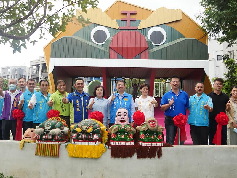 芎林鄉公一方口獅特色公園去年啟用，首座導入地方文化的客家方口獅造型溜滑梯也正式亮相，可愛模樣超吸睛