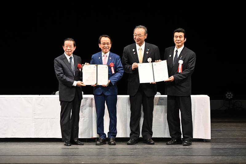 （左起）駐日代表處大使謝長廷、高雄市副市長林欽榮、佐渡市長渡邊龍五、佐渡市議長近藤和義於簽署合作署忘錄儀式紀念合影