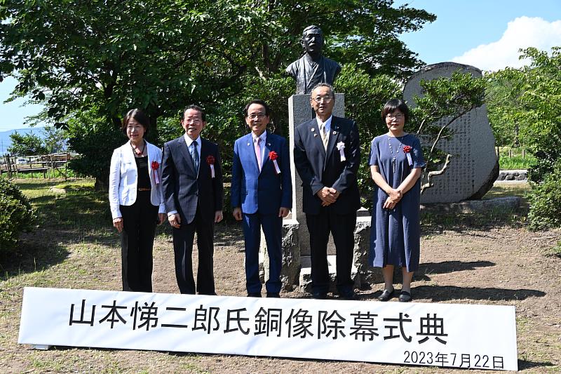 （左起）臺灣旅日舞蹈家若林素子、駐日代表處大使謝長廷、高雄市副市長林欽榮、佐渡市長渡邊龍五、臺灣文化中心主任王淑芳於山本悌二郎銅像揭幕式合影