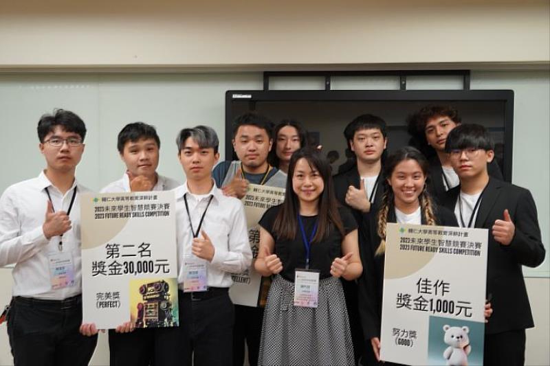 中華大學AI體驗中心執行長陳昀暄指導的3組學生勇奪前2名與1佳作的好成績，讓她相當開心。