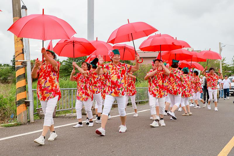 2023東石海之夏預熱大遊行 上百位表演者盛裝踩街宣傳-4