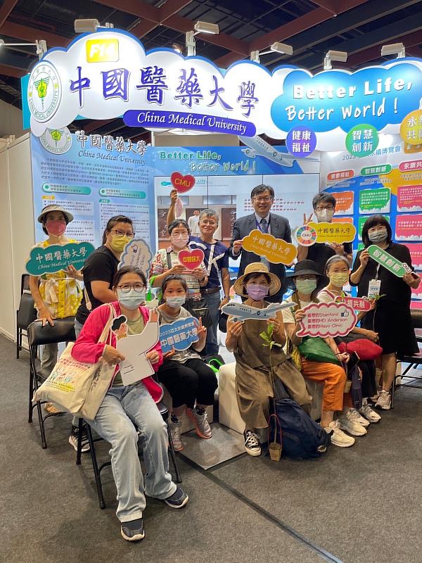 中醫學院顏宏融院長與民眾互動熱絡.