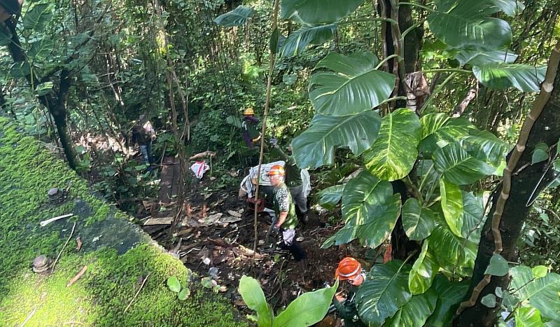 梅山鄉公所清理圳南村垃圾瀑布  清出大量大型家具-4