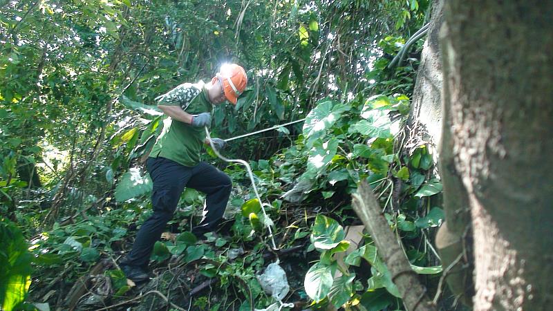 梅山鄉公所清理圳南村垃圾瀑布  清出大量大型家具-3