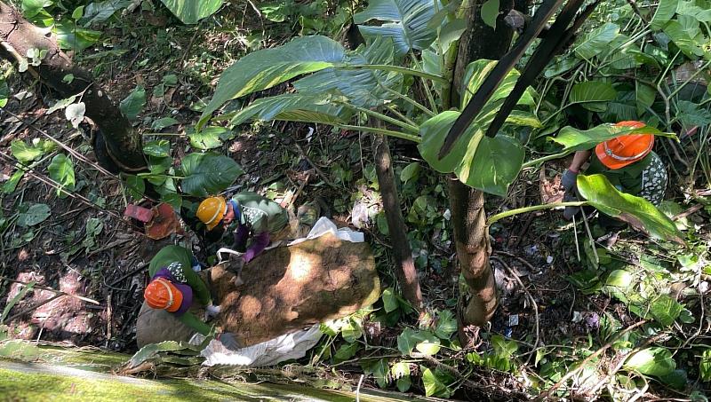 梅山鄉公所清理圳南村垃圾瀑布  清出大量大型家具-5