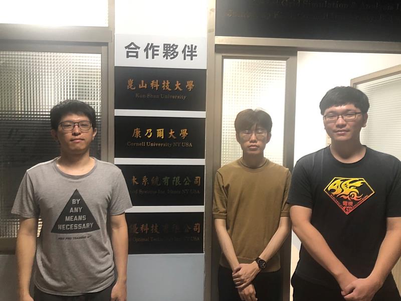(右起)崑大電機所畢業生吳勝豐、王韋智、王勤凱致力電網、綠能效益之研究