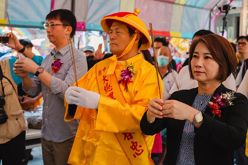 縣長周春米到東港東隆宮參拜溫府千歲和中軍府