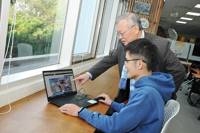 中央大學開「混成學習」（Hybrid Class）全國之先河，圖為王文俊教務長指導學生在選課系統公告查看Hybrid Class課程。