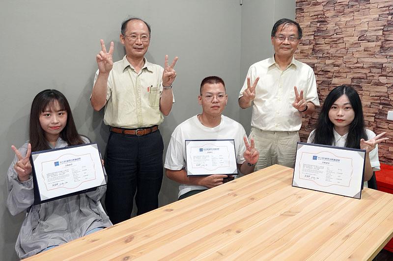 大葉大學企管系曾清枝老師(後排右)與陳曜鴻老師(後排左)恭喜學生考取證照