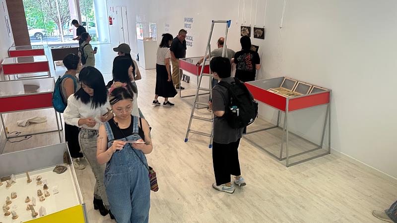 華梵西班牙美術遊學團同學為結業成果展布展。