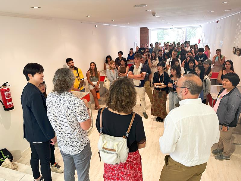 華梵大學在UCLM舉辦結業成果展，吸引了來自世界各地的遊學生看展。