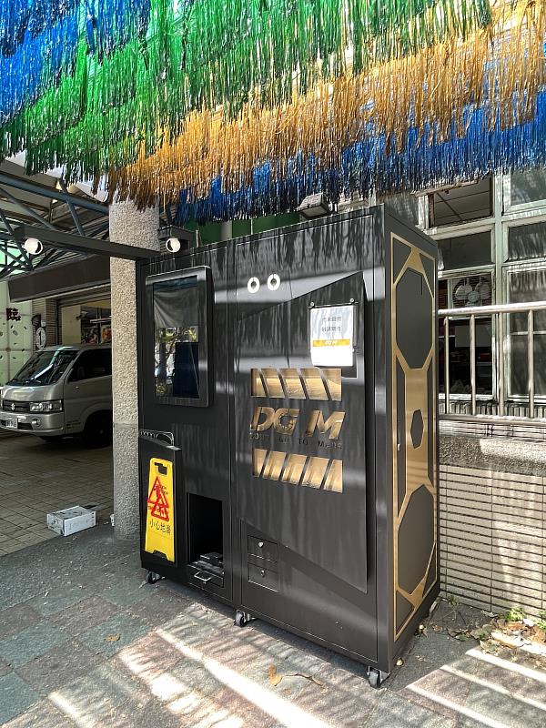 虎尾寮市場廢食用油回收機台.