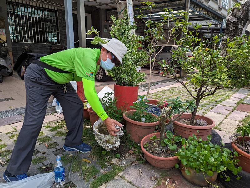 Environmental Sanitation Inspectors Tackle Dengue Fever and Cigarette Butt Pollution in Chiayi County