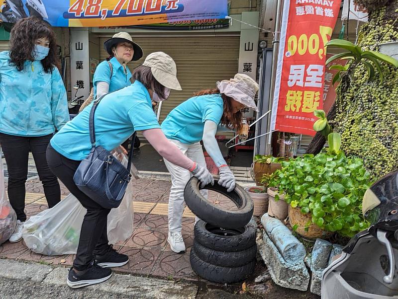 嘉義縣環教志工變身環境衛生檢查員 登革熱、菸蒂OUT！