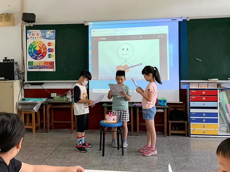 基隆七堵國小學生在歡樂的情況下學習英語。（世新大學提供）