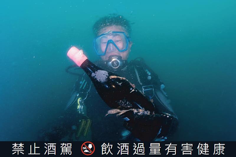 陳千浩副教授為熟成學潛水