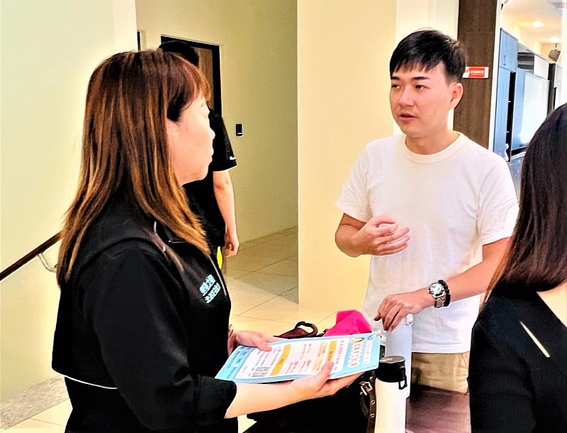 金門就業中心人員向廠商說明疫後缺工方案