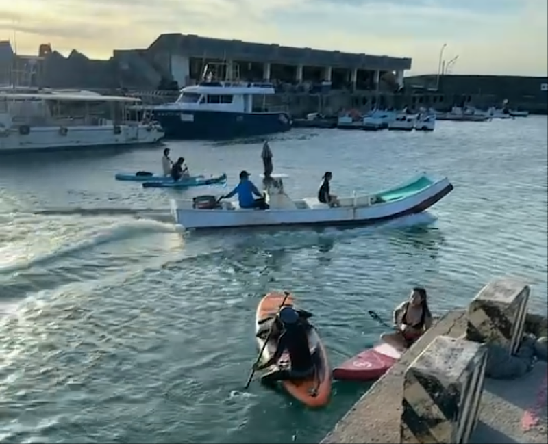 小琉球當地水域遊憩業者將遊客帶進漁福漁港進行水域活動，引發觀光與漁業衝突亂象