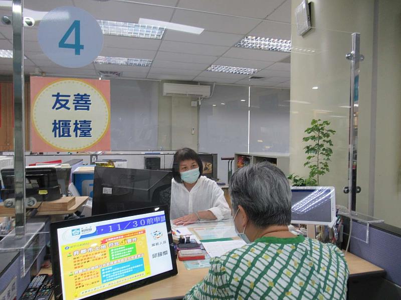 稅務局一樓大廰設置「友善櫃台」，長者臨櫃洽公免排隊、免抽號，隨到隨辦。