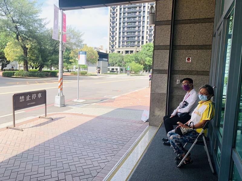 稅務局門口設有公車候車座椅。