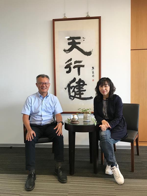 東吳大學法商講座教授簡禎富(左)「21世紀國富論」開講！傳授中小企業藍湖策略的隱形冠軍之道