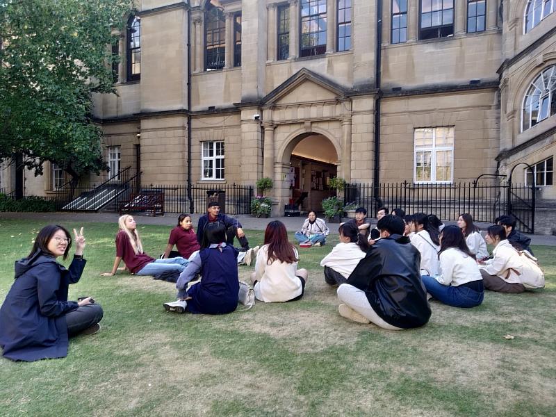 英國牛津大學同學為東華師生進行校園導覽。