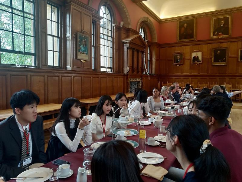 東華學生在英國牛津大學赫瑞福學院享用美味下午茶。